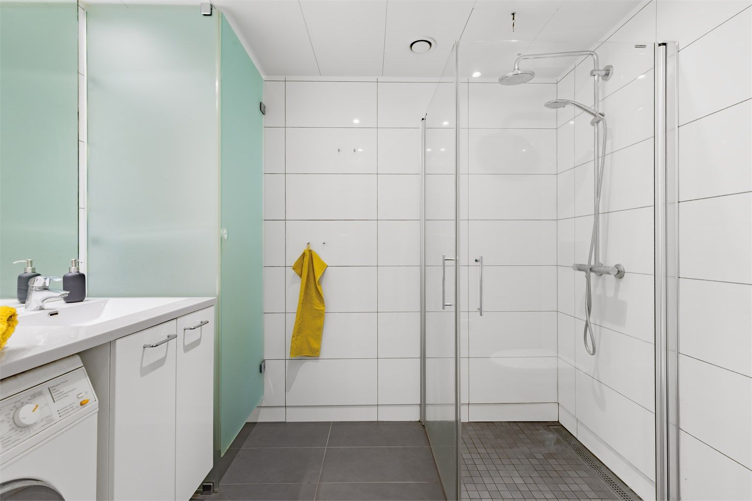 Flislagt bad i hovedetasjen med gulvvarme, nedsenket himling og innfelte downlights.
