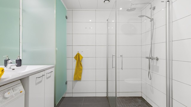 Flislagt bad i hovedetasjen med gulvvarme, nedsenket himling og innfelte downlights.