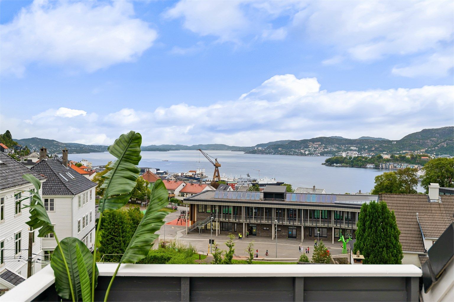 - Fra den har man nydelig utsikt over innseglingen til Bergen, Nordnes, Askøy m.m. -