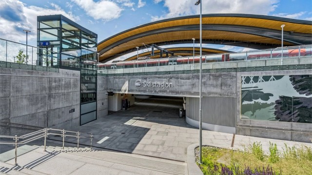 Fra Ski stasjon tar Follobanen deg til Oslo S på rundt 12 minutter.