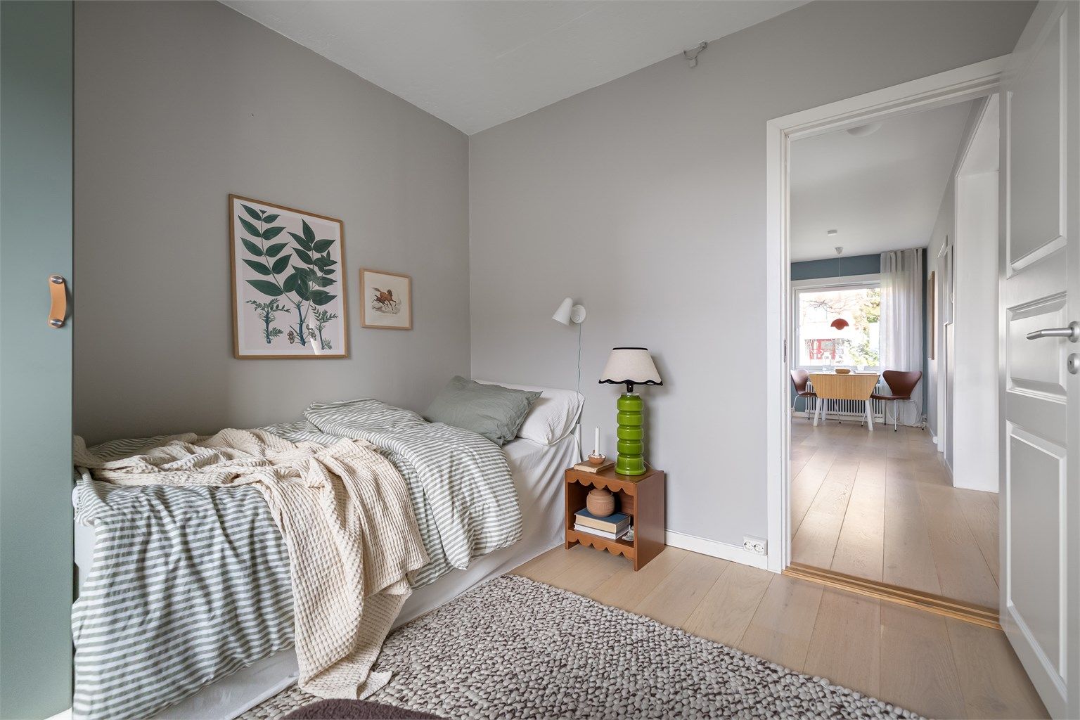 Veggflatene er malt i en lys farge (Mountain Mist) og på gulvet er det moderne, enstavs eikeparkett