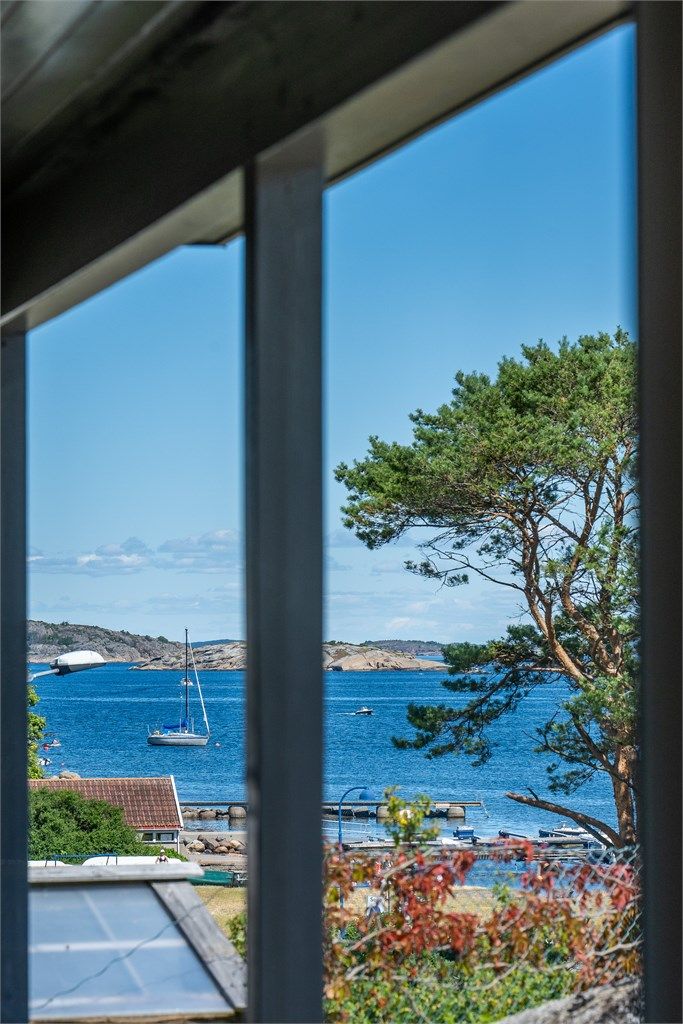 Her kan du nyte gode solforhold og fin utsikt mot Sandøsund med kort gangavstand til øyas mange tilbud.