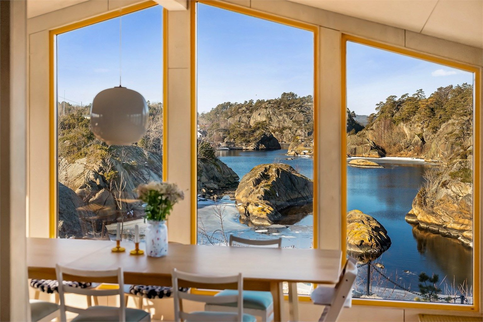 Hytta har UTNYTTET UTSIKTEN for alt den er verdt gjennom store åpne vindusflater.