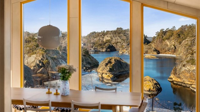 Hytta har UTNYTTET UTSIKTEN for alt den er verdt gjennom store åpne vindusflater.