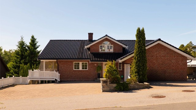 Boligen bærer preg av å være jevnt vedlikeholdt siden byggeåret. Teglsteinsfasaden er nærmest vedlikeholdsfri. Yttertaket er utført med glasert stein.