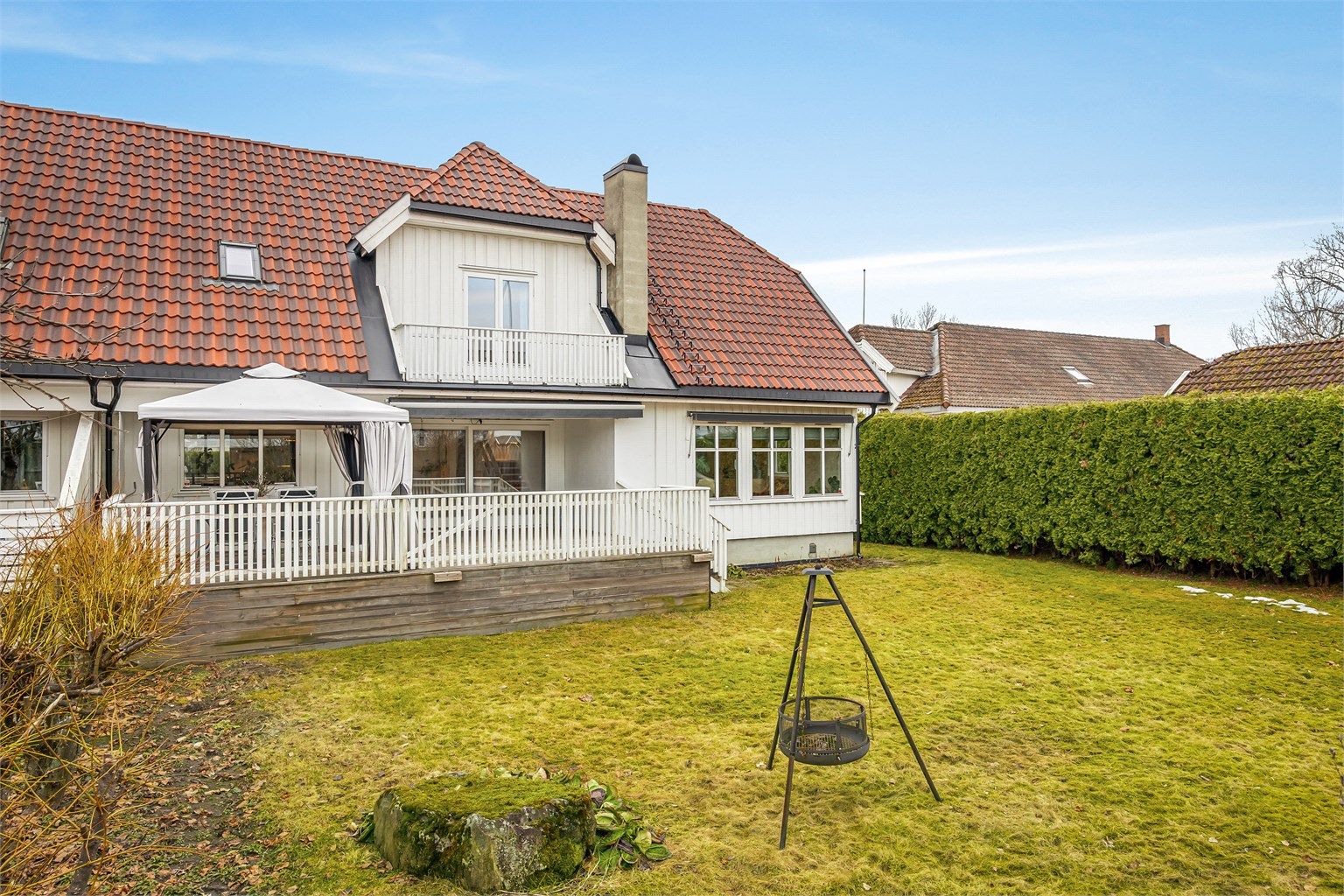 Barnevennlig hage med god plass til lek