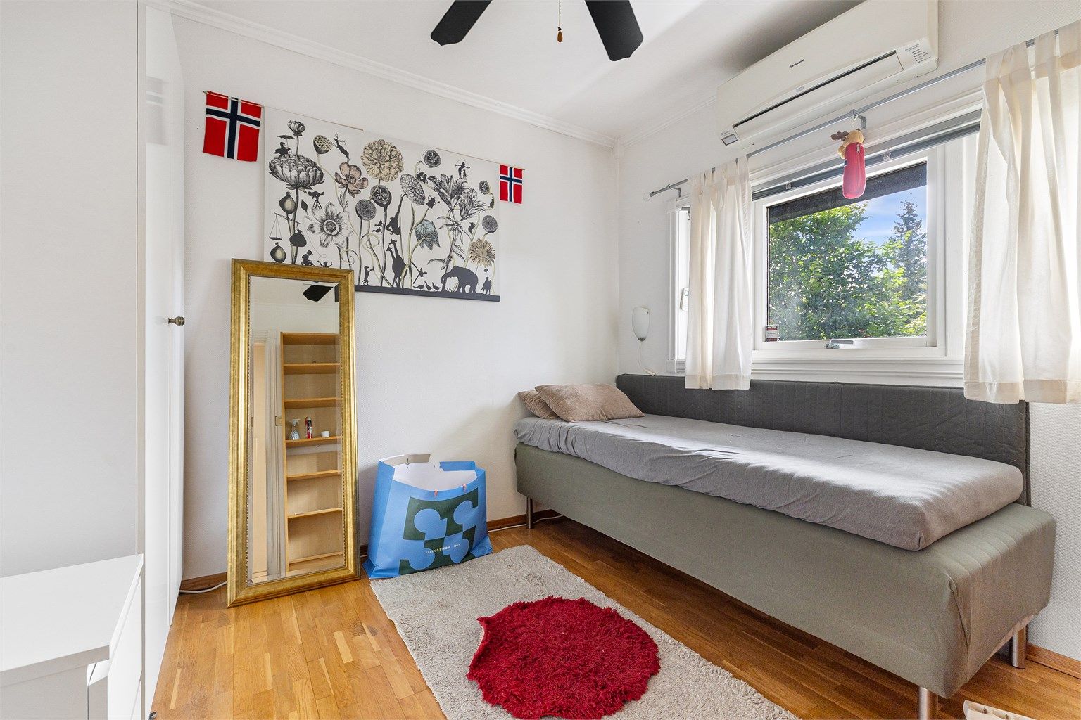Boligen har i dag totalt fem soverom, som gir fleksibilitet.