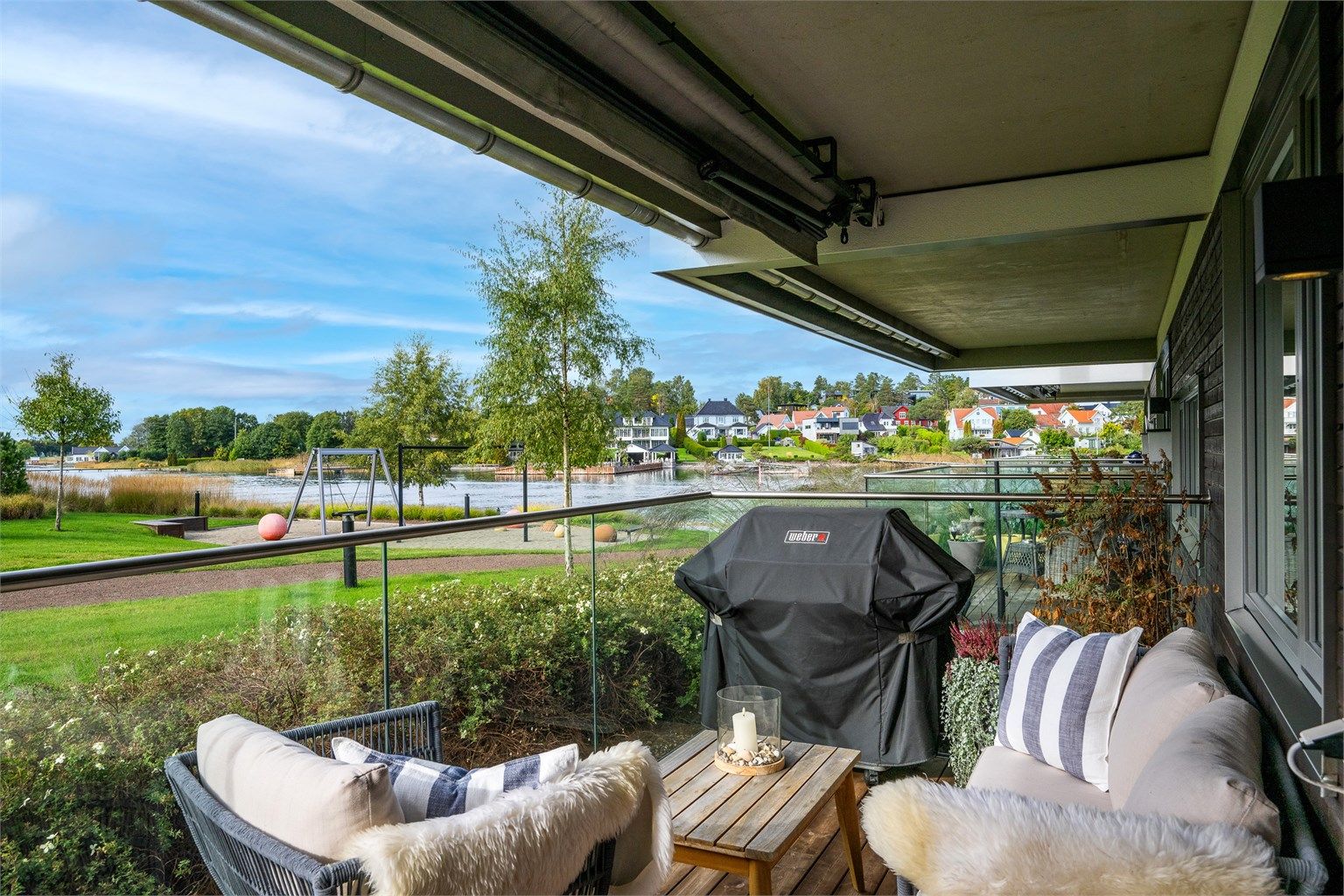 Vestvendt markterrasse med royalimpregnerte terrassebord og delvis takoverbygg.