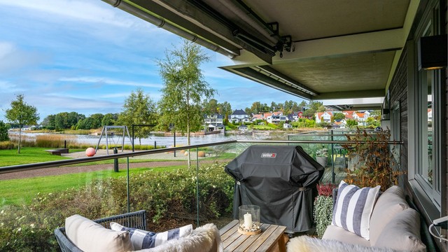 Vestvendt markterrasse med royalimpregnerte terrassebord og delvis takoverbygg.