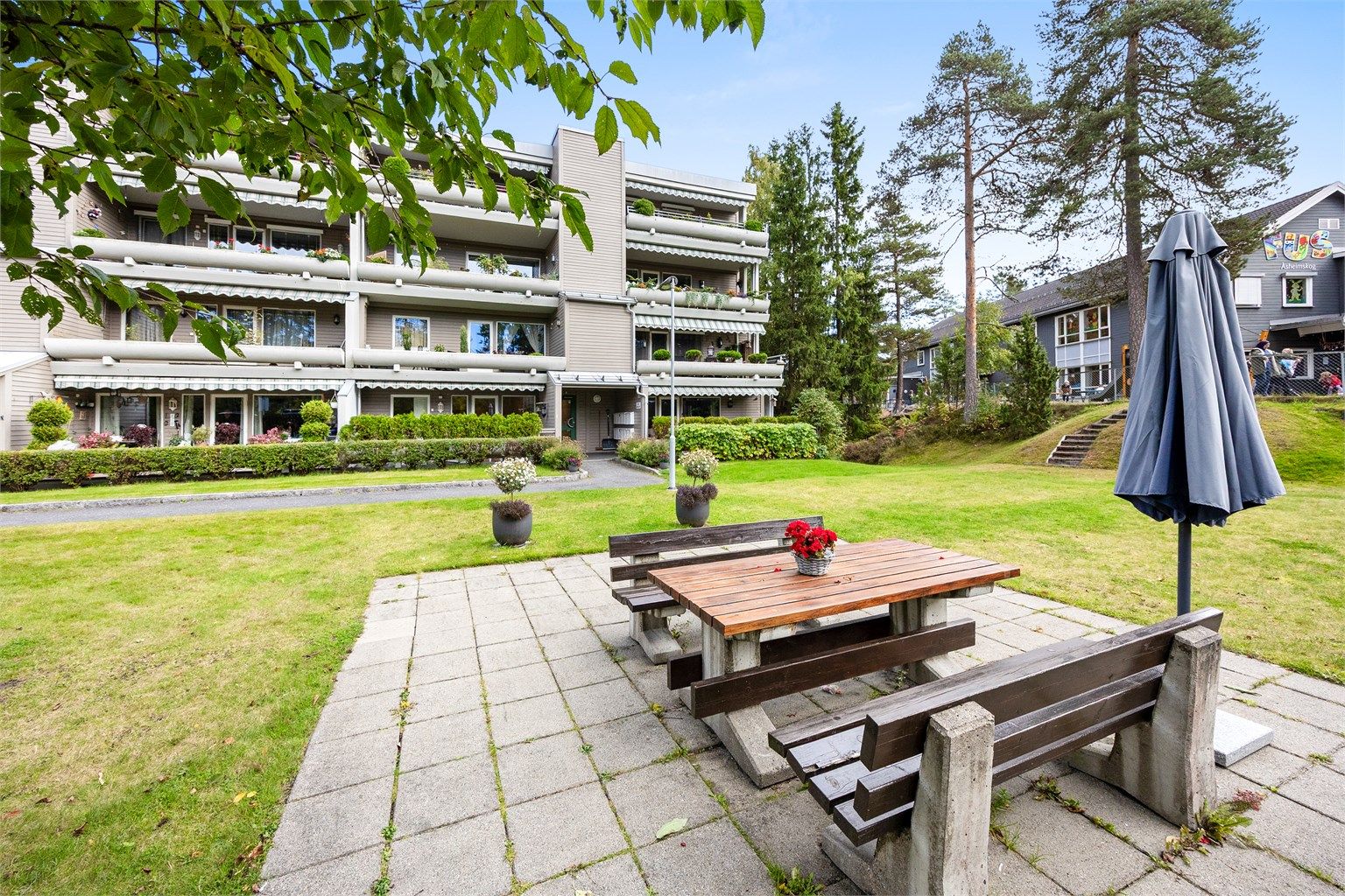 Felles sittebenk og uteområder til fri benyttelse for beboerne.