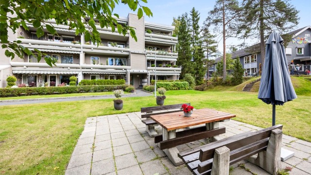 Felles sittebenk og uteområder til fri benyttelse for beboerne.