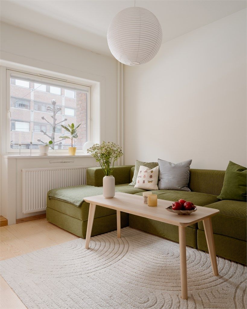 Stuen har god planløsning og kan enkelt innredes med sofagruppe, salongbord og TV-møbel. 