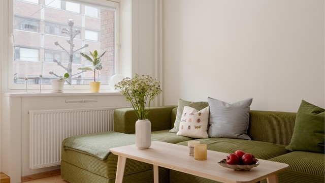 Stuen har god planløsning og kan enkelt innredes med sofagruppe, salongbord og TV-møbel.