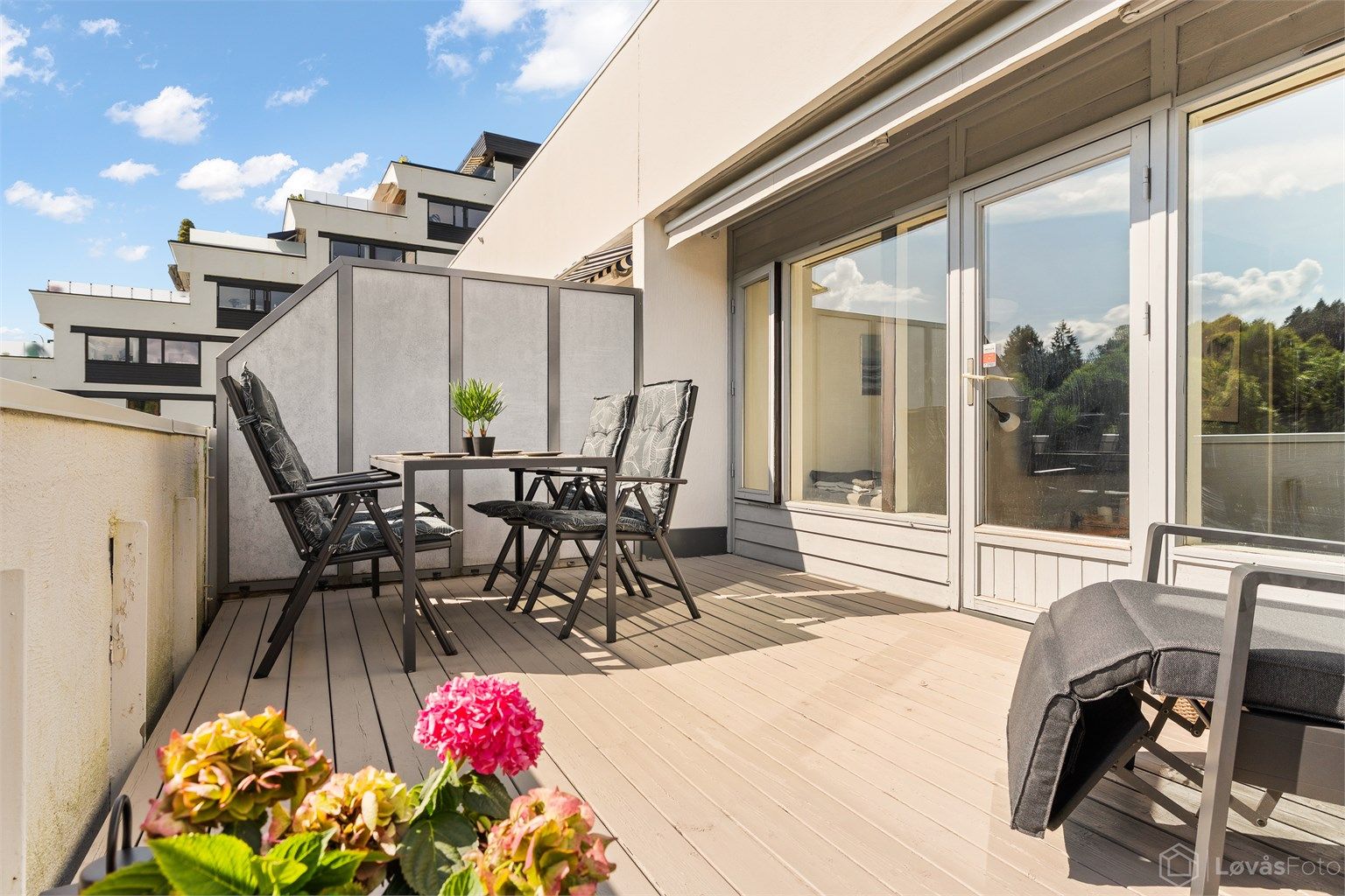 Terrassen fungerer som en flott og skjermet utvidelse av stuen spesielt på sommerstid. Markise er montert. 