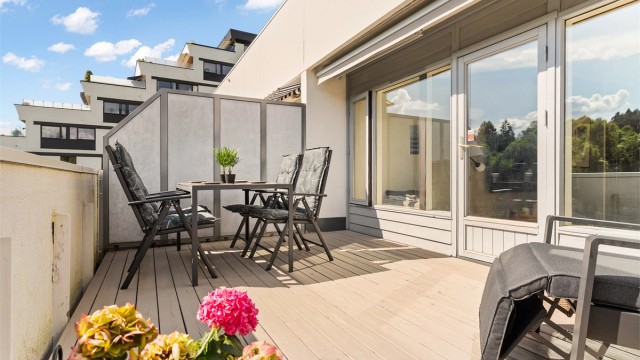 Terrassen fungerer som en flott og skjermet utvidelse av stuen spesielt på sommerstid. Markise er montert.