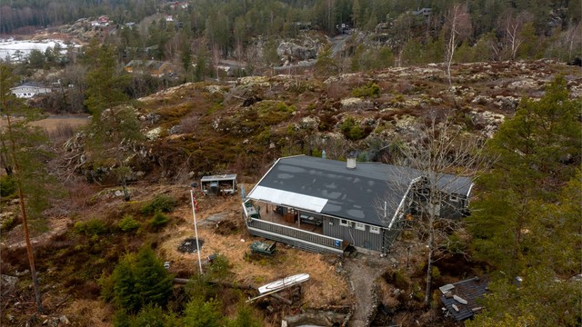 Tomten er festet og på 1.137 kvm. Festeavgiften er kr. 2.960,- pr. år. Avgiften reguleres hvert 10. år iht. KPI, sist i 2025. Hytta står på tomtens øvre halvdel.