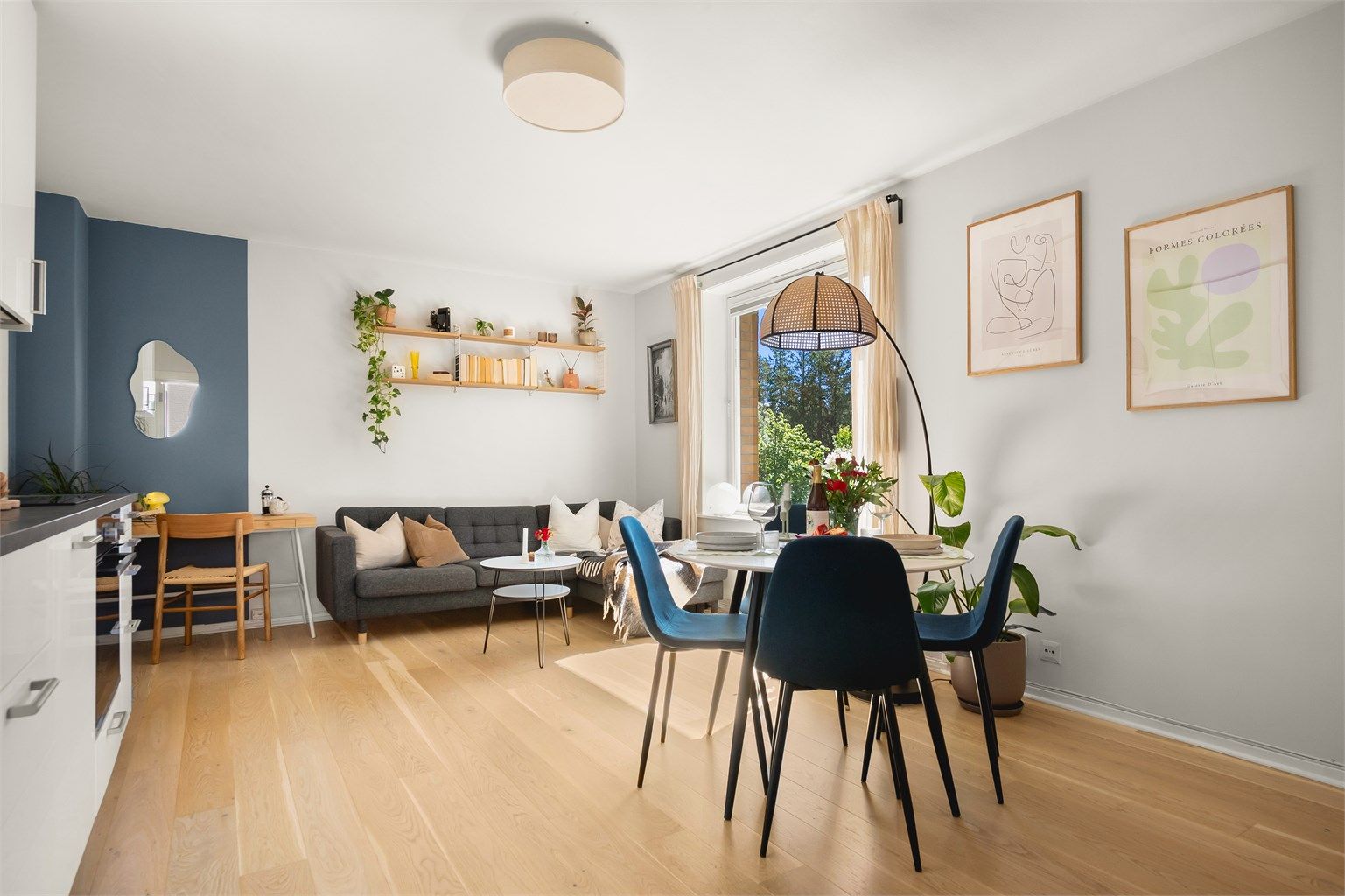 Her er det god plass til å innrede med sofagruppe, salongbord og tv-seksjon. 