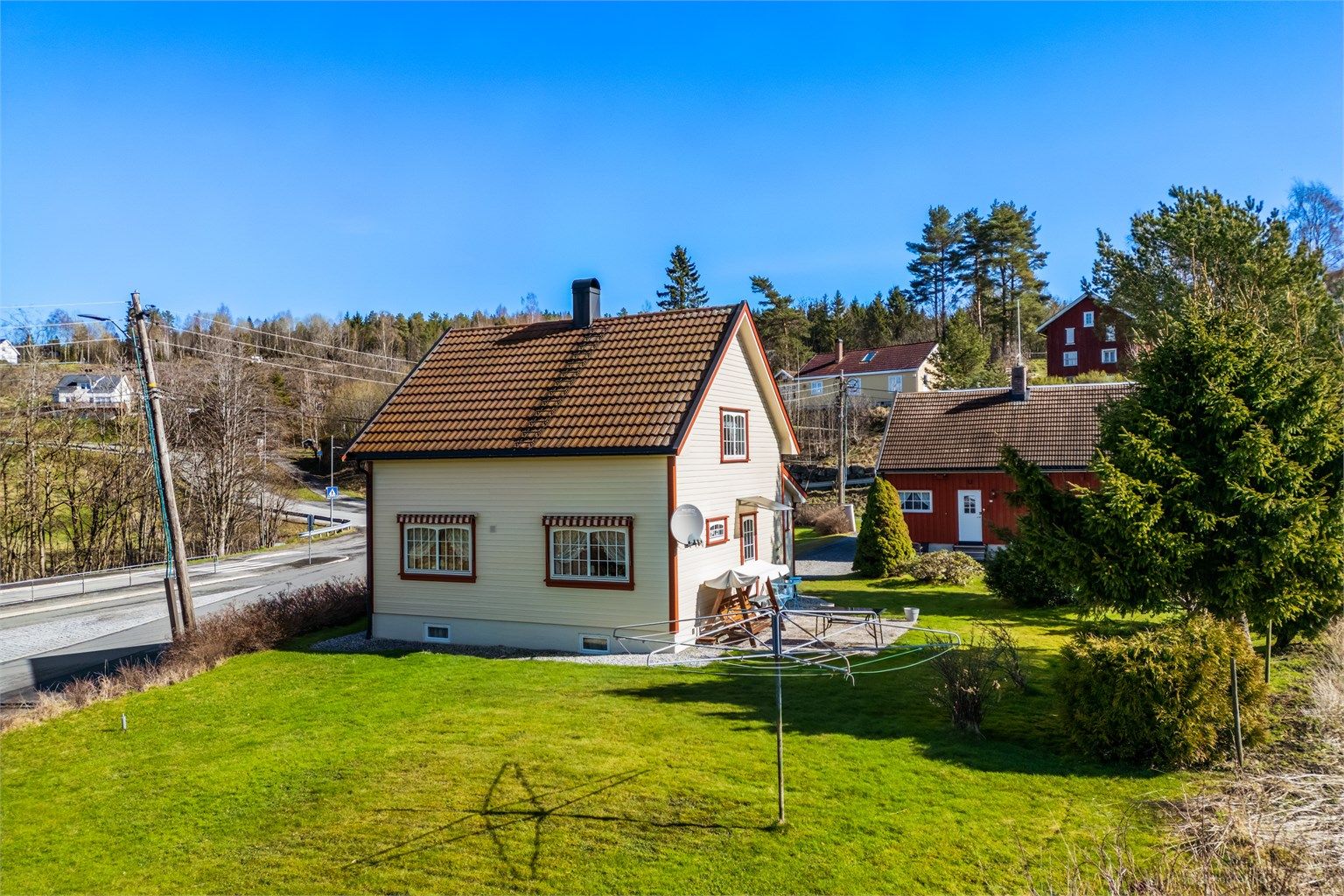 Boligens yttertak er tekket med takplater av metall og er opplyst å være fra 2007.