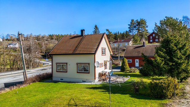 Boligens yttertak er tekket med takplater av metall og er opplyst å være fra 2007.