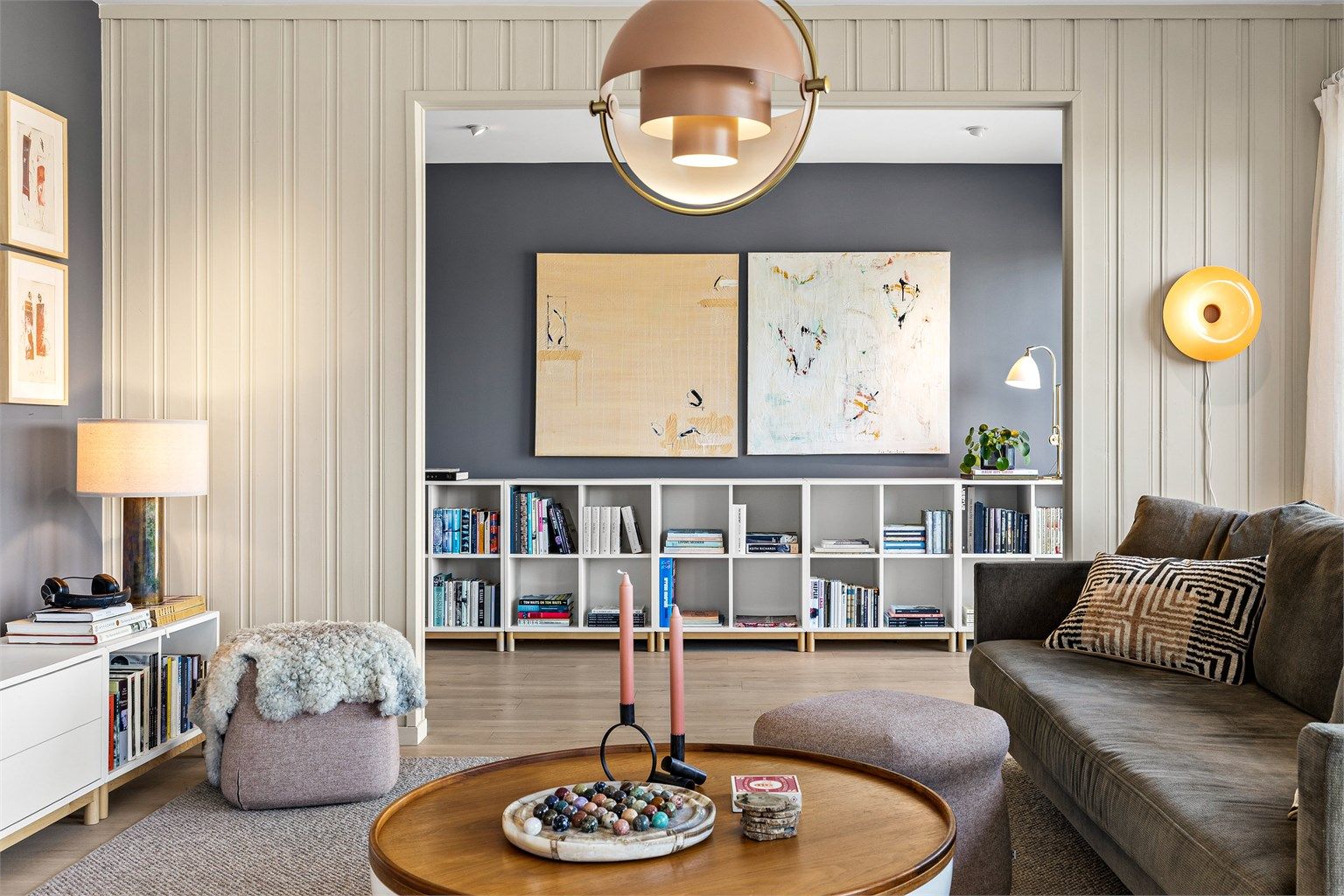 Stue med flere møbleringsmuligheter. Her er det plass til sittegruppe, TV-område og godt med skap/hyller langs veggene.