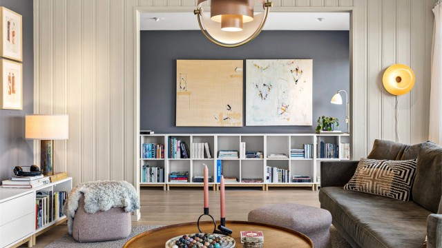 Stue med flere møbleringsmuligheter. Her er det plass til sittegruppe, TV-område og godt med skap/hyller langs veggene.