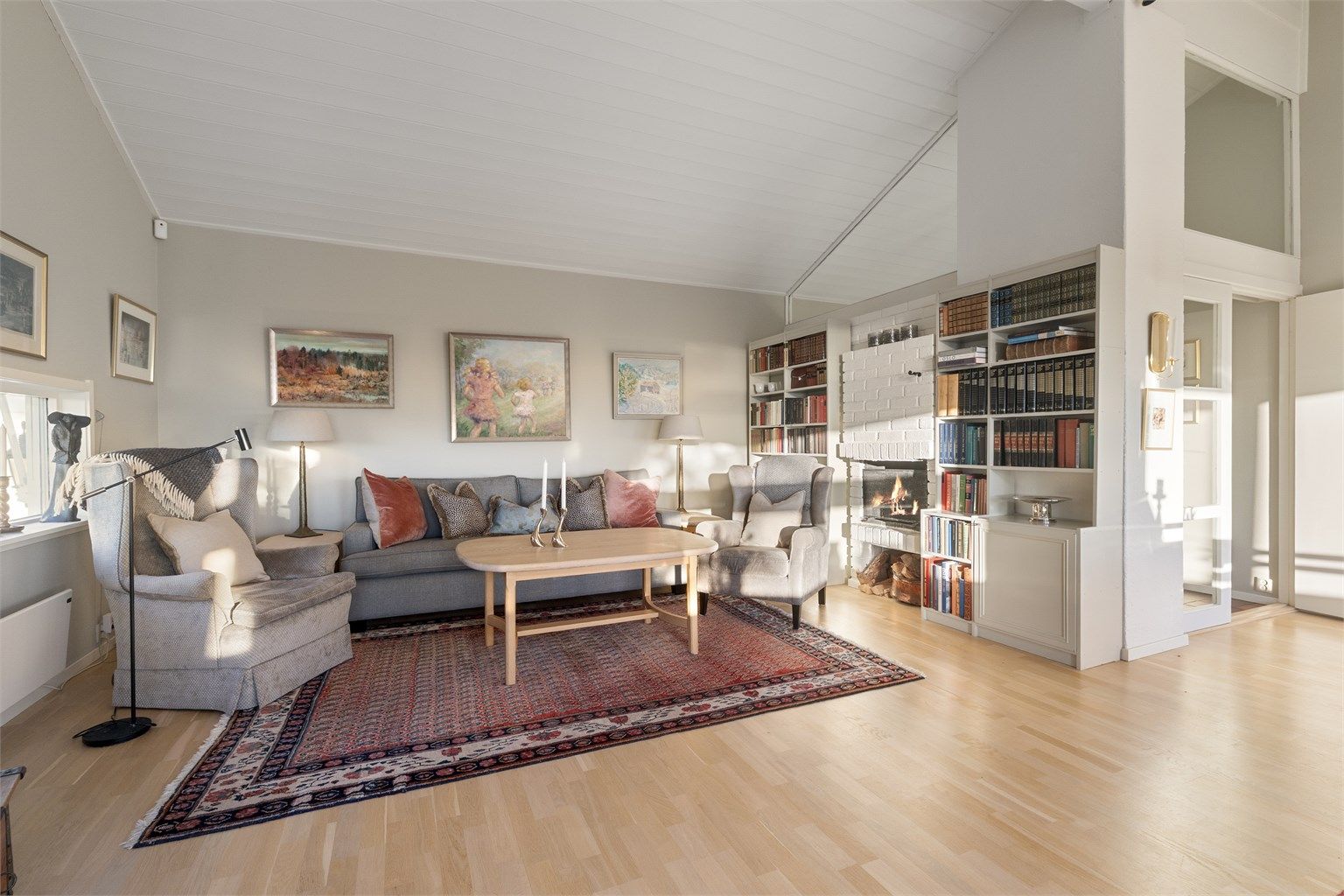 Lunt sofahjørne med god plass til sittegruppe.