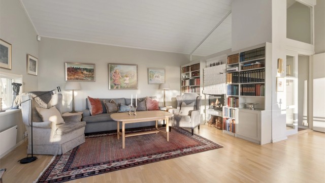 Lunt sofahjørne med god plass til sittegruppe.