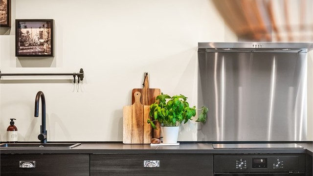 Delikat IKEA-kjøkkeninnredning fra 2015 med underskap i mørk og glatt utførelse.