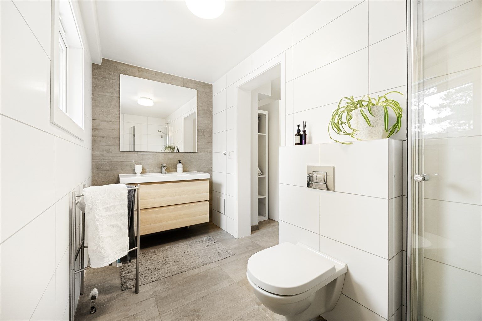 Rommet har flislagt gulv med gulvvarme, flislagte vegger samt malte slette flater.