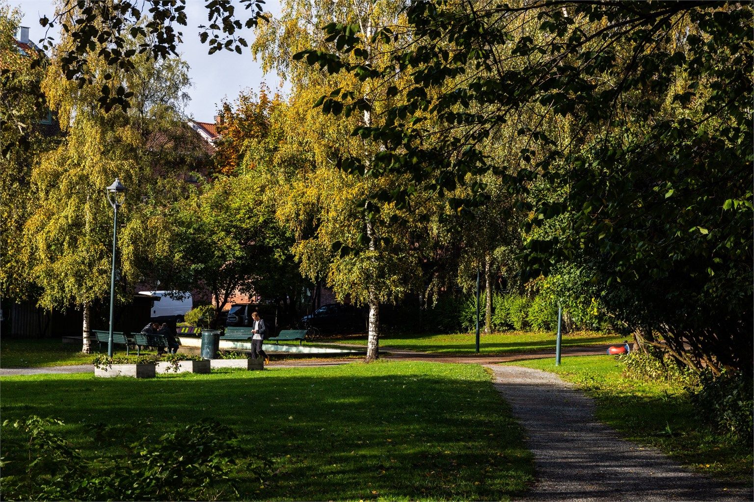 Området byr på en sjelden kombinasjon av byliv og grønne lunger, med kort vei til parker som Ola Narr og Tøyenparken. Her sees Bülow Hanssens plass.