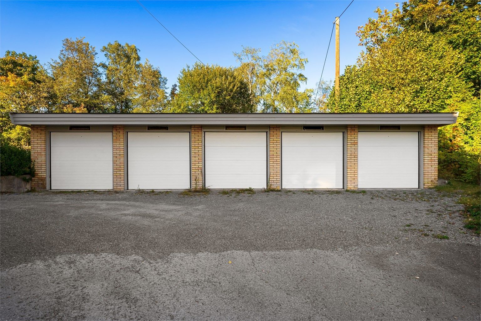 Boligen disponerer en garasjeplass i frittstående garasjerekke.