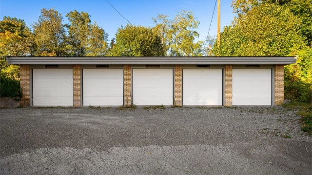 Boligen disponerer en garasjeplass i frittstående garasjerekke.