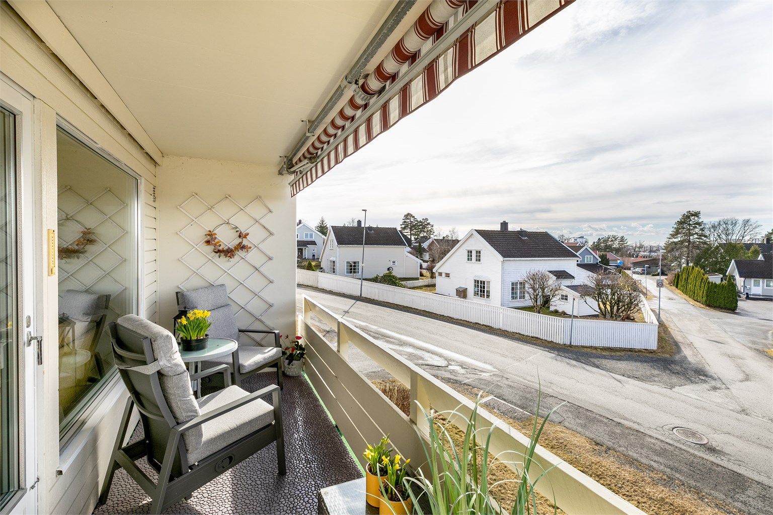 Leiligheten inngår i første etasje, med veranda mot vest. Sommerstid er det sol på verandaen fra rundt kl. 14 og helt til solnedgang. 
Fotograf; Børge Oppegård.