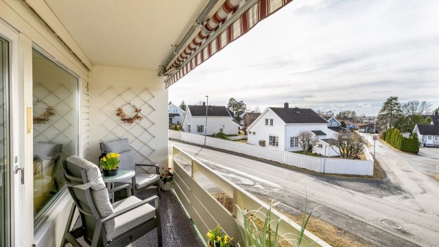 Leiligheten inngår i første etasje, med veranda mot vest. Sommerstid er det sol på verandaen fra rundt kl. 14 og helt til solnedgang.
Fotograf; Børge Oppegård.