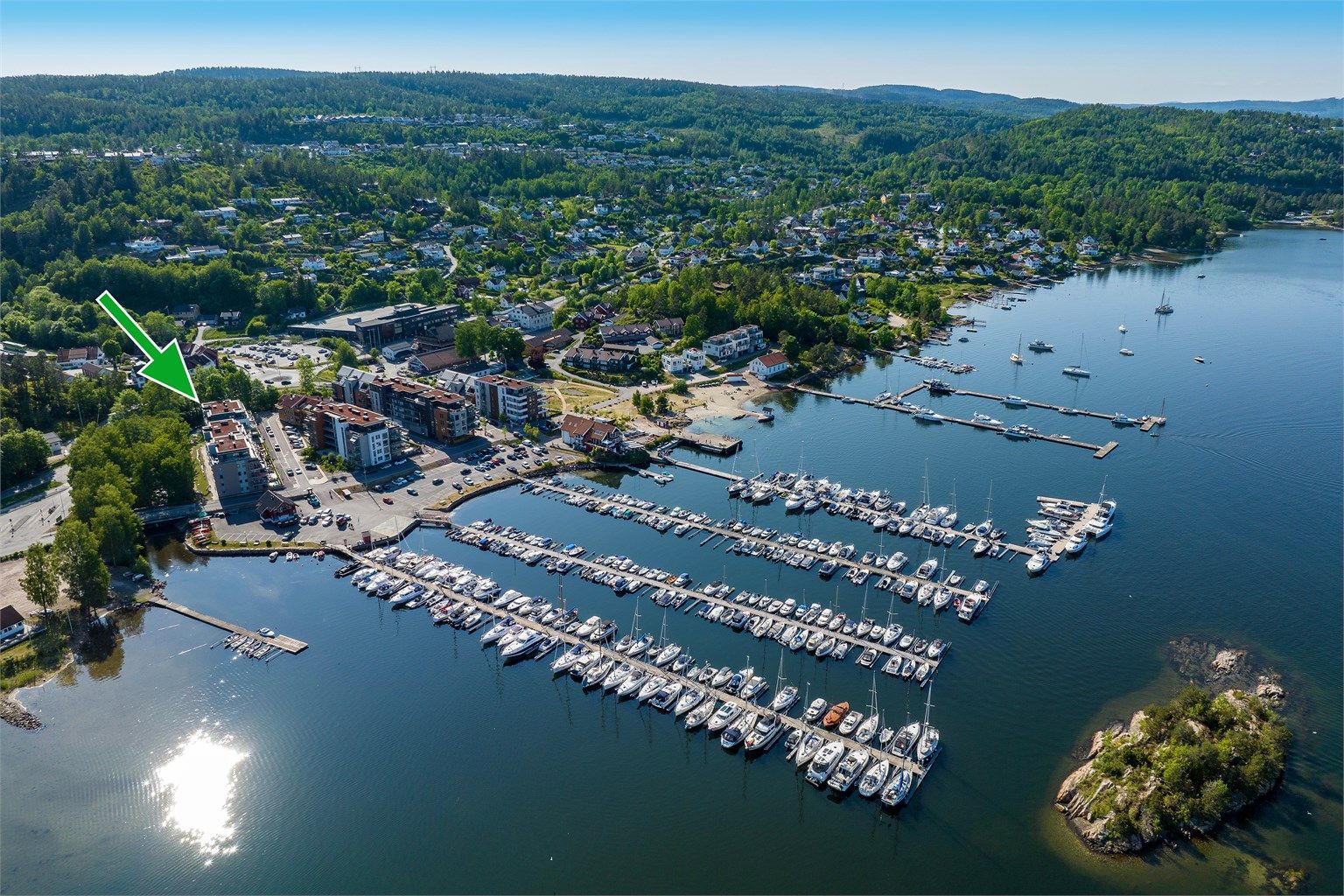 Leiligheten ligger fint til i sentrum havna og fjorden i umiddelbar nærhet