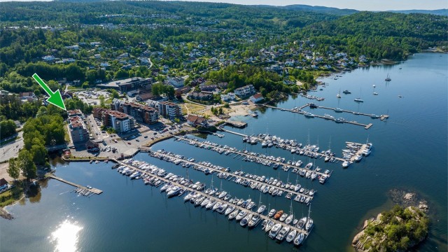 Leiligheten ligger fint til i sentrum havna og fjorden i umiddelbar nærhet