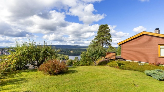 Markterrassen ligger i direkte tilknytning til hagen og skaper en fin forbindelse mellom soverommet og utearealene