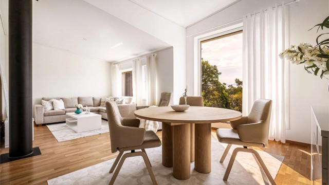 - Her er det store vinduer som går helt til gulvet og generøs takhøyde. Et herlig rom. -