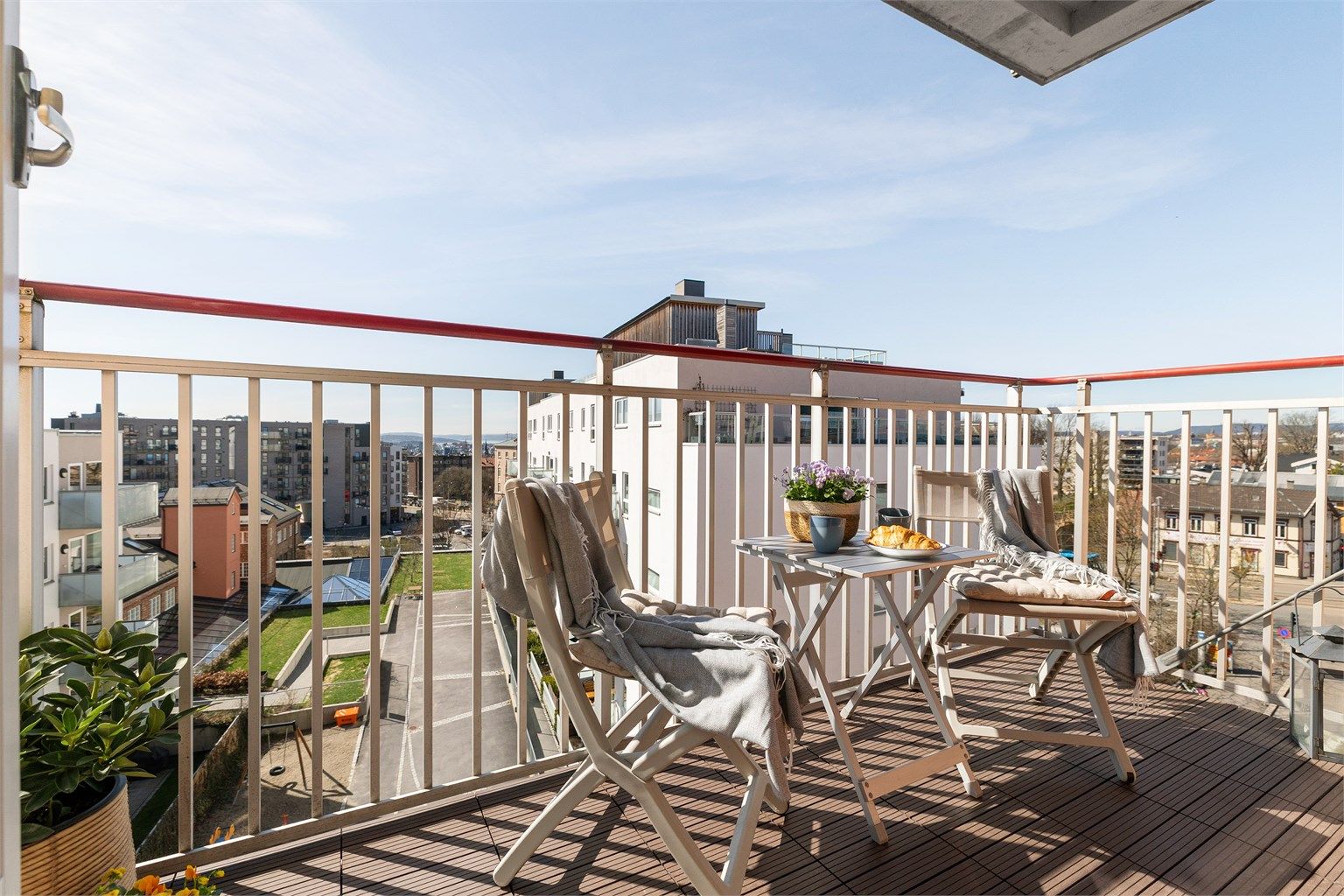 Balkongen er en fin forlengelse av stuen, med plass til en sittegruppe.