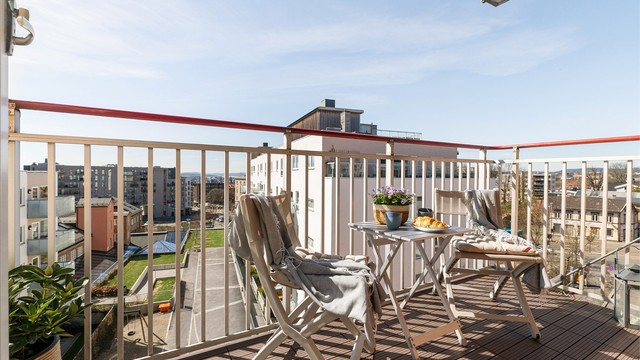 Balkongen er en fin forlengelse av stuen, med plass til en sittegruppe.