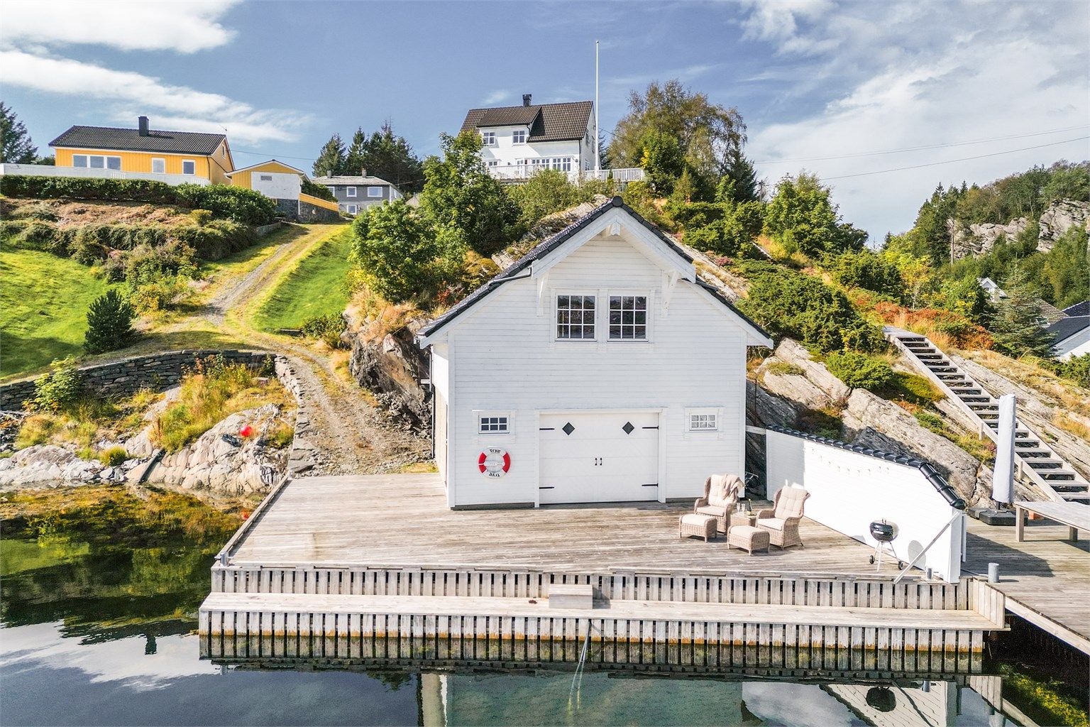 Særdeles pent naust med stor brygge