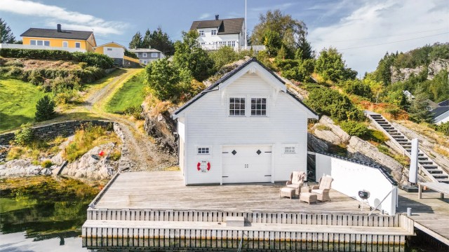Særdeles pent naust med stor brygge
