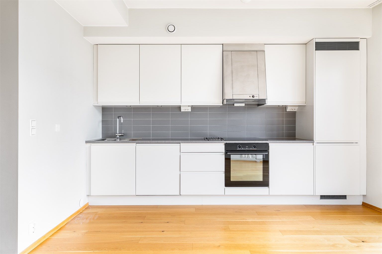 Romløsningen er meget effektiv og legger til rette for en enkel hverdag. Tidløst kvalitetskjøkken fra Norema er montert åpent i stuen.