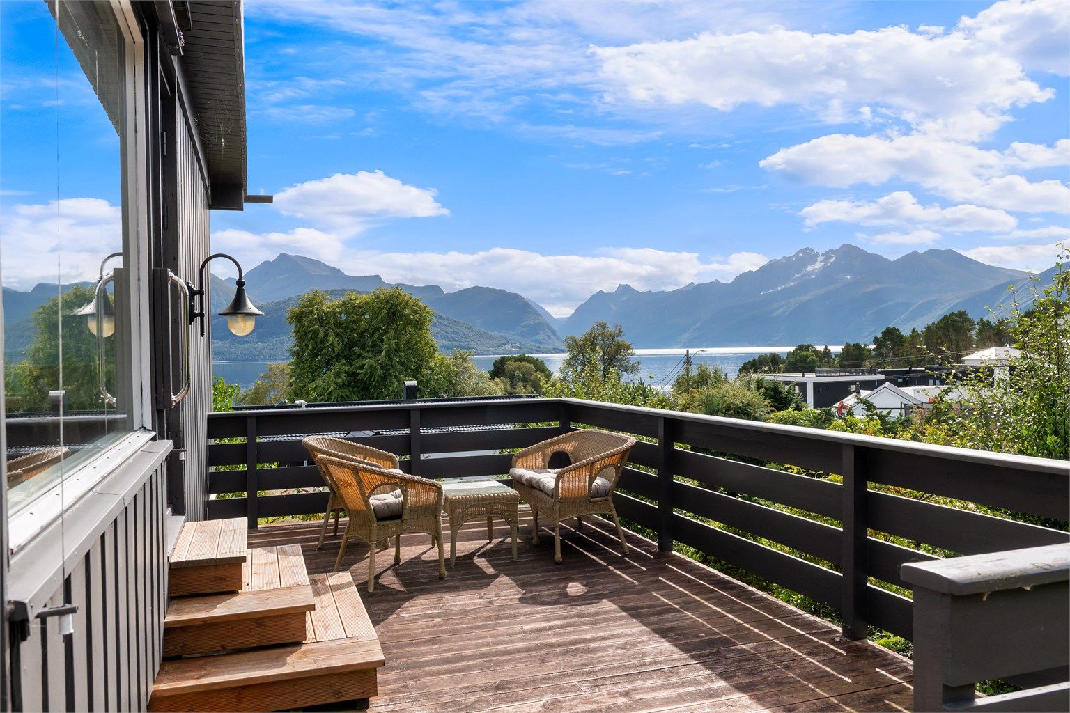 Vestvendt terrasse med flott utsikt. Utg. fra stue i hovedetasjen og med videre tilkomst til platting og hage