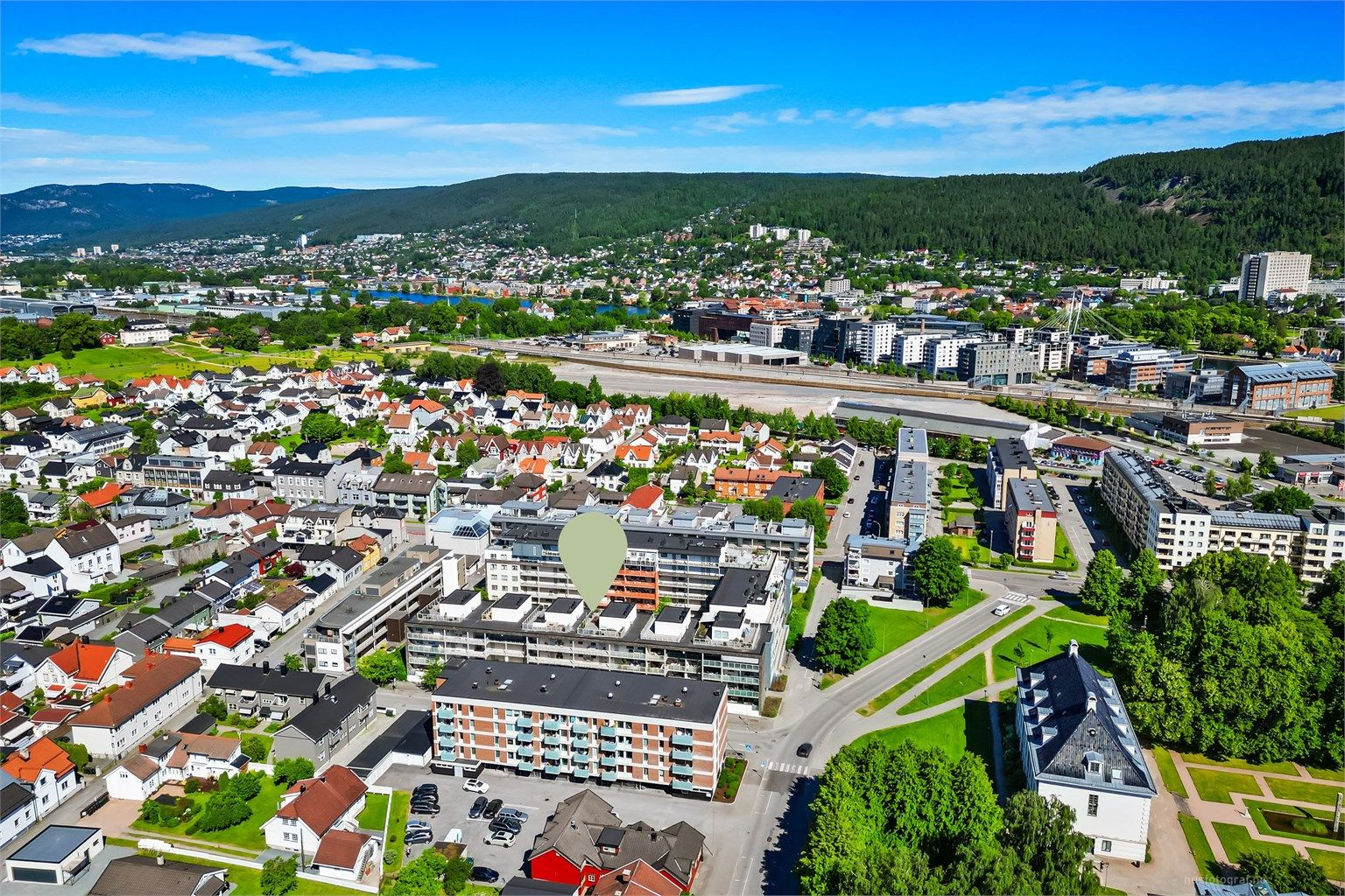 Pendlervennlig med kort gangavstand til togstasjon, bussknutepunkt og taxiholdeplass.