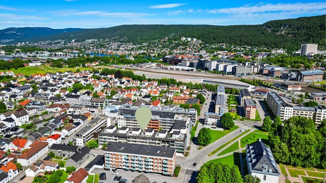 Pendlervennlig med kort gangavstand til togstasjon, bussknutepunkt og taxiholdeplass.