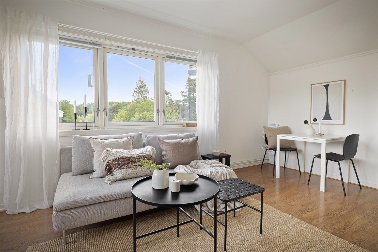 Lys og luftig 1-roms loftsleilighet med herlig beliggenhet i byggets øverste etasje (5. etasje)