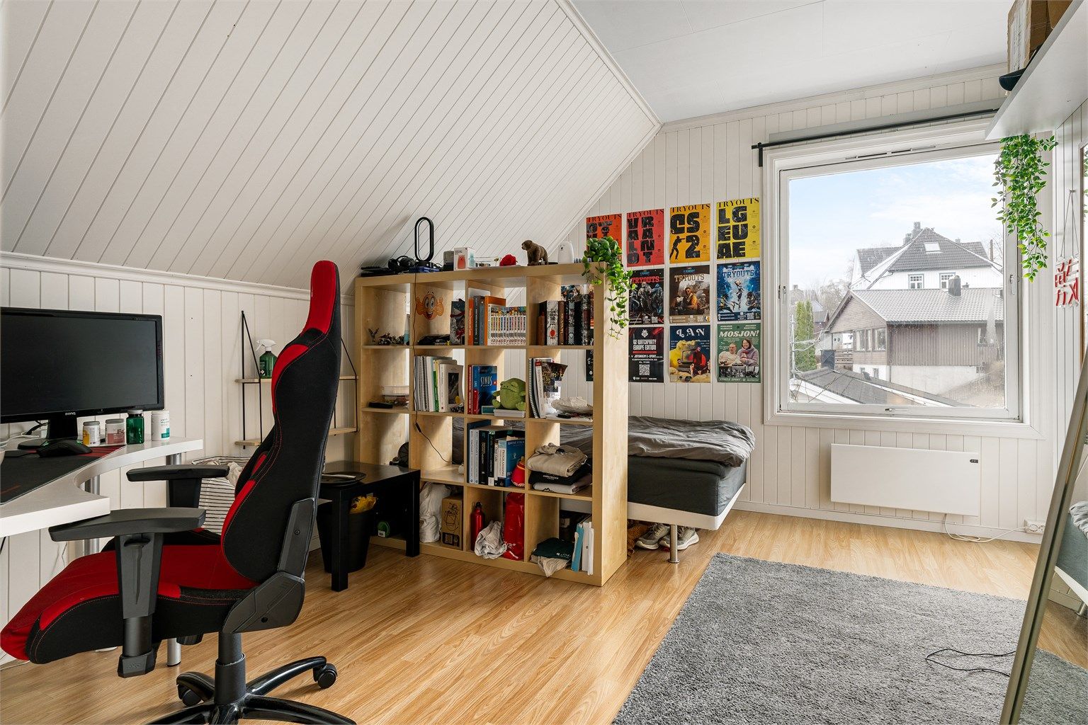 Ett av fire soverom i den store leiligheten i 2. etasje. 