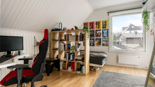 Ett av fire soverom i den store leiligheten i 2. etasje.