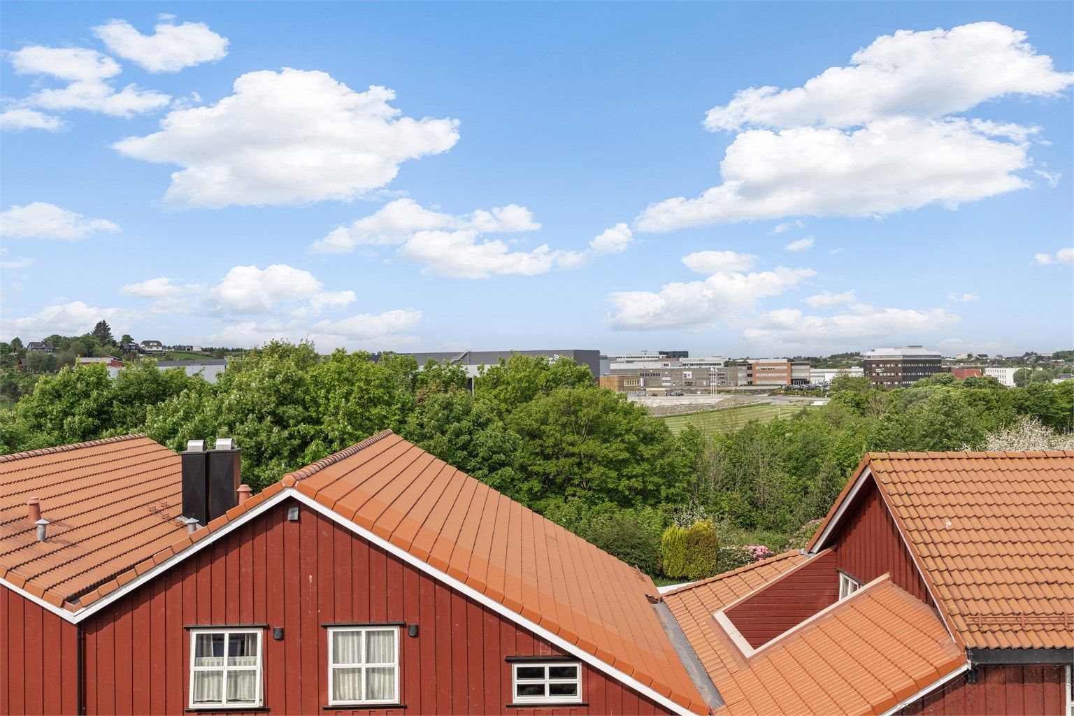 Fra leiligheten ser man mot grøntområder og Vardenes skole, som ligger i trygg gangavstand.